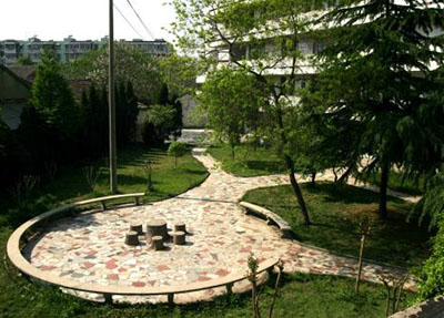 学校小花园.jpg 学校小花园.jpg