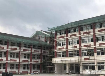 修理中的教学楼.jpg 修理中的教学楼.jpg