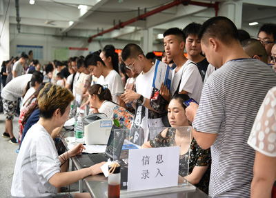 新生报到现场2.jpg 新生报到现场2.jpg