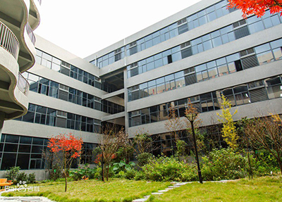 学校建筑中.jpg 学校建筑中.jpg