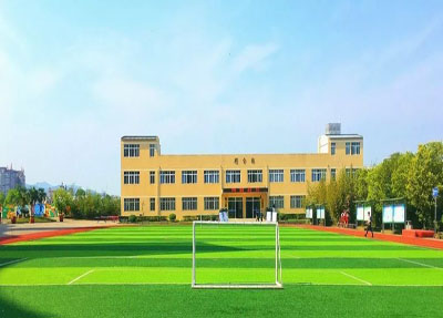 学校操场.jpg 学校操场.jpg