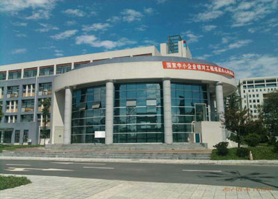 学校图书馆.jpg 学校图书馆.jpg