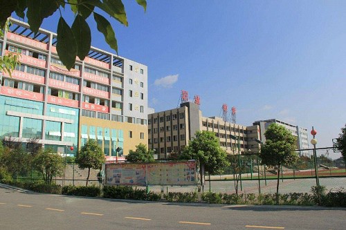 万源市职业高级中学学费高吗 万源市职业高级中学学费高吗