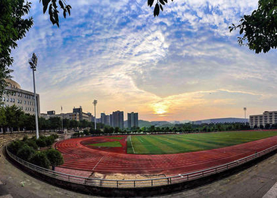 学校操场.jpg 学校操场.jpg
