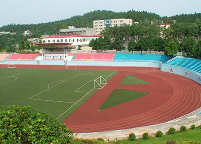 学校操场.jpg 学校操场.jpg