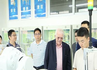 陪同察看 陪同察看