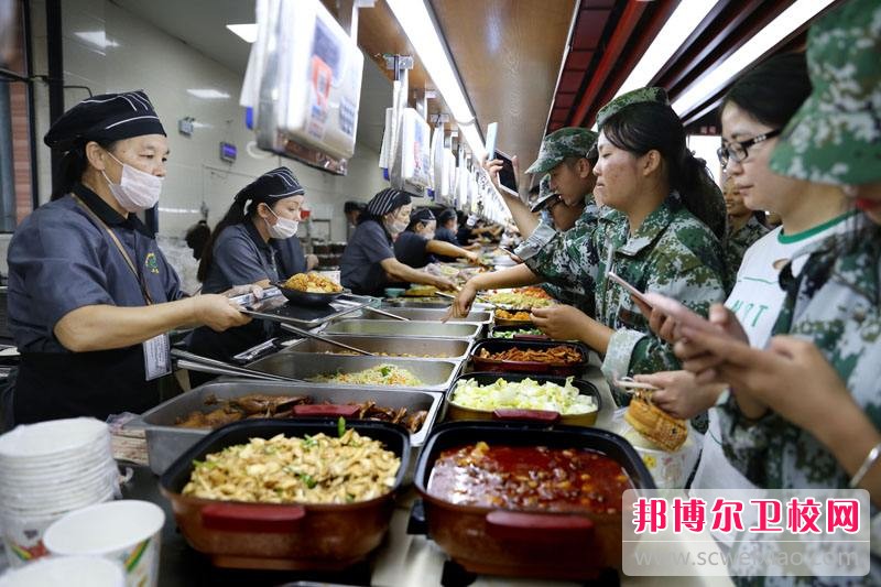 潍坊医学院食堂情况学校离超市很近,旁边学生也很多,离公交车车站很近