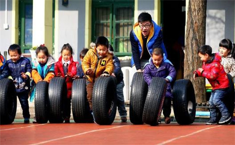 作为一名优秀的幼儿教师应该如何解决孩子的哭闹问题？