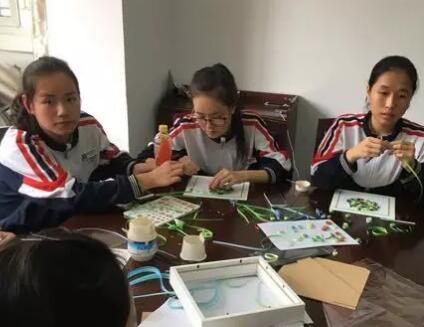 成都市财贸职业高级中学的师韵衍纸