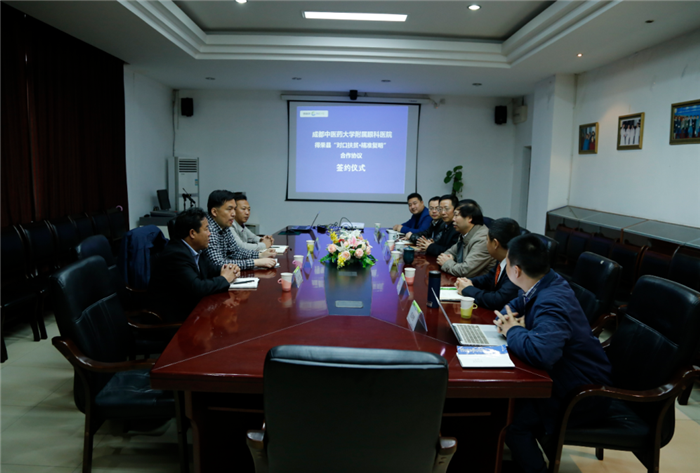 眼科学院/附属银海眼科医院与得荣县人民医院签订眼科援助托管协议