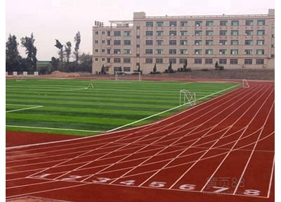  甘孜州康定中学是民办学校还是公办学校？