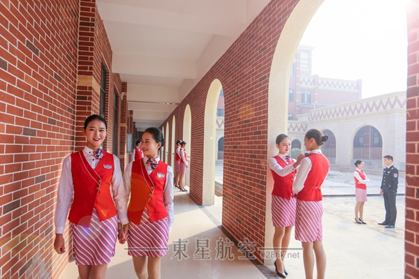 成都东星航空旅游专修学院新校区--教授教养楼走廊