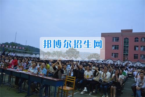 　　我校隆重举行2020年预备班学生“各展所长，扬帆起航”文艺汇演  　　为了丰富同学们的课余生活，提高同学们的文艺素养，增强班级间的凝聚力和亲和力。6月2日晚，我校在球类运动场举办了预备班“各展所长，扬帆起航”学生文艺汇演，全体预备班学生和职高部学生共800多名以及20多名教职工观看了演出。  　　此次文艺汇演的节目内容形式多样、内容丰富，激情的开场舞——《GOODBOY》中拉开了帷幕，伴随着一阵阵掌声，歌舞、小品、朗诵、相声等精心准备的22个精彩的节目为观众呈现了一道丰富的视听盛宴，最后全体师生齐唱的《难忘今宵》把本场文艺汇演推向了高潮，掌声和欢呼声此起彼伏，台上台下成了一片激情四溢的海洋，本场文艺汇演画上了圆满的句号。  　　此次文艺汇演演出的成功举办，充分彰显了我校预备班学生的个性，让预备班学生充分感受到育才职高的魅力。