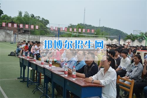 　　我校隆重举行2020年预备班学生“各展所长，扬帆起航”文艺汇演  　　为了丰富同学们的课余生活，提高同学们的文艺素养，增强班级间的凝聚力和亲和力。6月2日晚，我校在球类运动场举办了预备班“各展所长，扬帆起航”学生文艺汇演，全体预备班学生和职高部学生共800多名以及20多名教职工观看了演出。  　　此次文艺汇演的节目内容形式多样、内容丰富，激情的开场舞——《GOODBOY》中拉开了帷幕，伴随着一阵阵掌声，歌舞、小品、朗诵、相声等精心准备的22个精彩的节目为观众呈现了一道丰富的视听盛宴，最后全体师生齐唱的《难忘今宵》把本场文艺汇演推向了高潮，掌声和欢呼声此起彼伏，台上台下成了一片激情四溢的海洋，本场文艺汇演画上了圆满的句号。  　　此次文艺汇演演出的成功举办，充分彰显了我校预备班学生的个性，让预备班学生充分感受到育才职高的魅力。