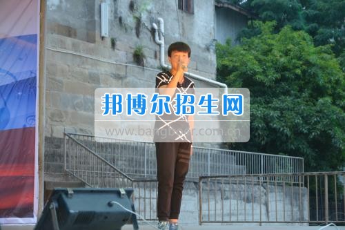 　　我校隆重举行2020年预备班学生“各展所长，扬帆起航”文艺汇演  　　为了丰富同学们的课余生活，提高同学们的文艺素养，增强班级间的凝聚力和亲和力。6月2日晚，我校在球类运动场举办了预备班“各展所长，扬帆起航”学生文艺汇演，全体预备班学生和职高部学生共800多名以及20多名教职工观看了演出。  　　此次文艺汇演的节目内容形式多样、内容丰富，激情的开场舞——《GOODBOY》中拉开了帷幕，伴随着一阵阵掌声，歌舞、小品、朗诵、相声等精心准备的22个精彩的节目为观众呈现了一道丰富的视听盛宴，最后全体师生齐唱的《难忘今宵》把本场文艺汇演推向了高潮，掌声和欢呼声此起彼伏，台上台下成了一片激情四溢的海洋，本场文艺汇演画上了圆满的句号。  　　此次文艺汇演演出的成功举办，充分彰显了我校预备班学生的个性，让预备班学生充分感受到育才职高的魅力。
