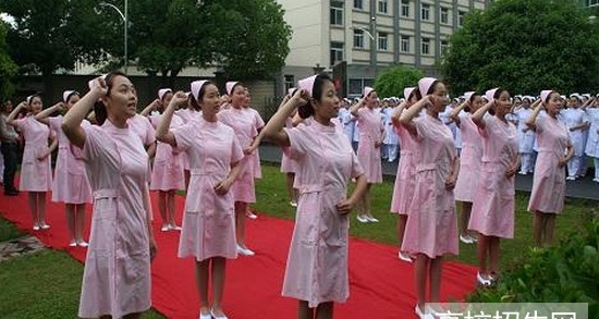  四川省学助产专业哪个学校好