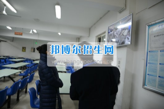 青羊区教育局机关党委书记刘立频赴成都市青苏职业中专学校视察开学准备工作