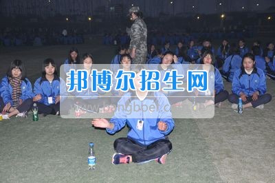 四川省什邡市职业中专学校训练场上杯子舞