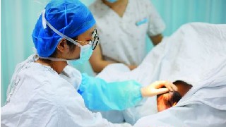 女学生中西医临床医学就业前途 学饼干学校