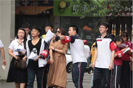 欢迎您，新同学！成都天府新区职业学校新生报到现场火爆!
