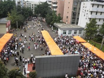 欢迎您，新同学！成都天府新区职业学校新生报到现场火爆!