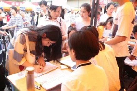 欢迎您，新同学！成都天府新区职业学校新生报到现场火爆!