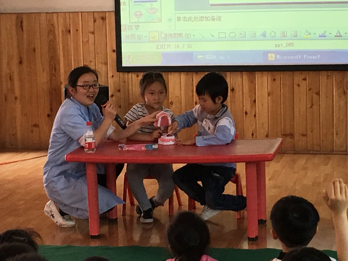  幼儿园大班开展“爱牙、护牙知识讲座”活动